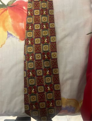 Corbata de seda dorada y roja