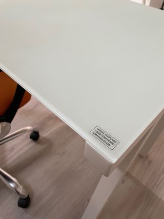 Escritorio de cristal y metal blanco