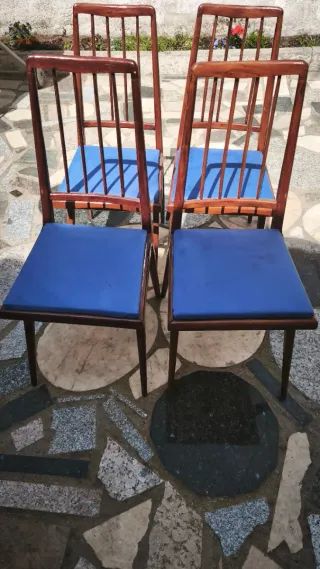 Juego de 4 sillas de madera con cojín azul