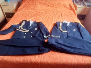 Traje de Comunión Azul Marino con Detalles Dorados