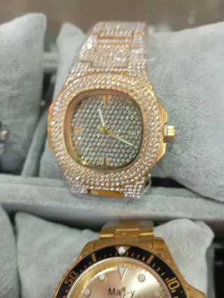 Orologio da polso tempestato di cristalli