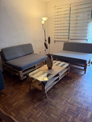 Sofás y mesa de palets con cristal