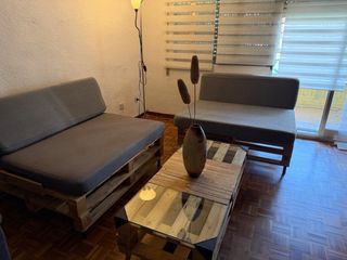 Sofás y mesa de palets con cristal