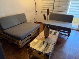 Sofás y mesa de palets con cristal