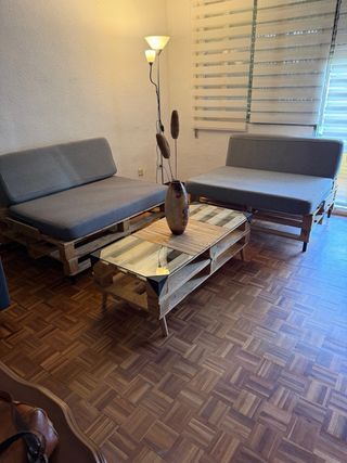 Sofás y mesa de palets con cristal