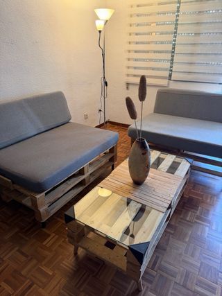 Sofás y mesa de palets con cristal