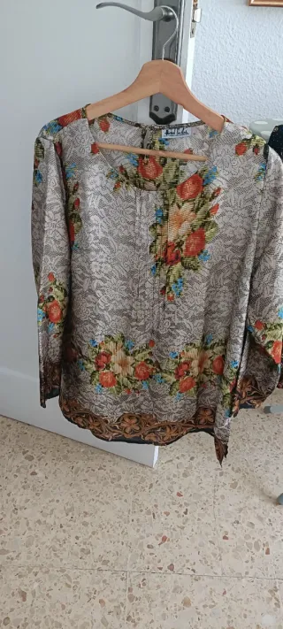 Vestido azul con flores blancas, talla M