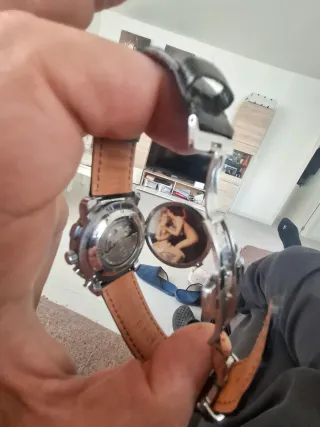 Reloj de pulsera plateado y negro