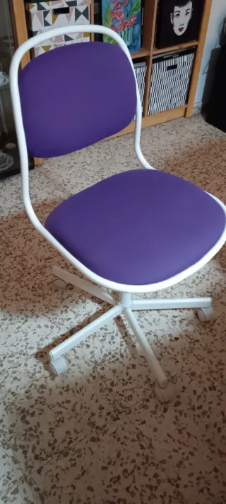 Silla de escritorio morada con ruedas