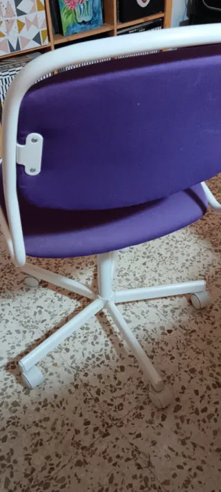 Silla de escritorio morada con ruedas