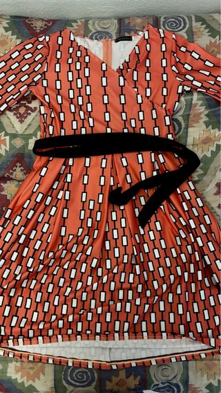 Vestido naranja con estampado geométrico