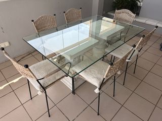 Mesa de comedor de cristal y mimbre