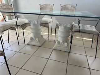 Mesa de comedor de cristal y mimbre