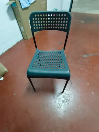 Sillas de plástico y metal