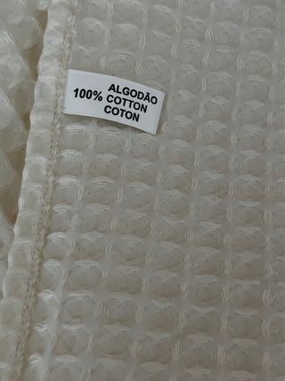 Colcha beige con tira de bolillos sin estrenar