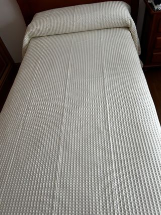 Colcha beige con tira de bolillos sin estrenar