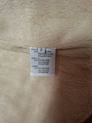 Chaquetón beige de pelo sintético