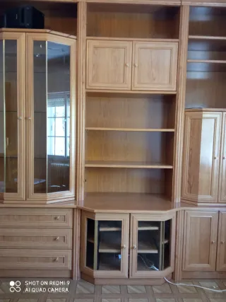 Librería madera con vitrina cristal