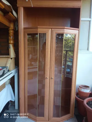 Librería madera con vitrina cristal