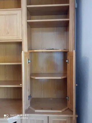 Librería madera con vitrina cristal