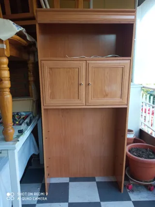 Librería madera con vitrina cristal