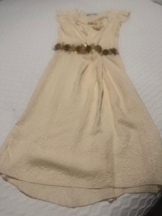 Vestido beige con detalles dorados