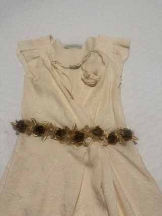 Vestido beige con detalles dorados