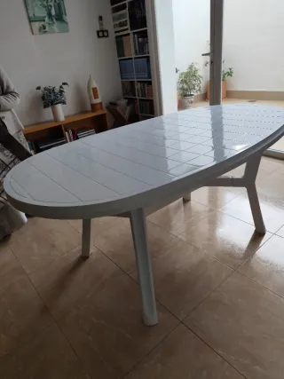 Mesa ovalada de exterior blanca