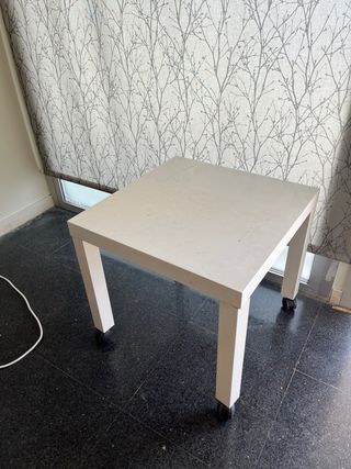 Mesa auxiliar Ikea blanca con ruedas