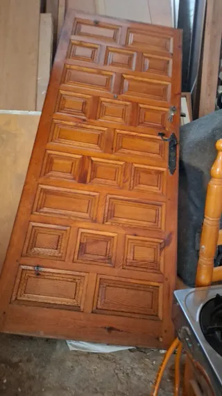 Puerta de madera maciza