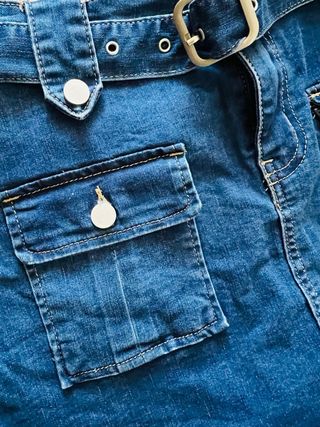 Falda vaquera mini con cinturón