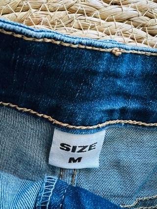 Falda vaquera mini con cinturón