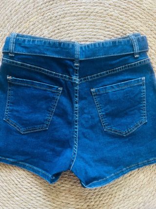 Falda vaquera mini con cinturón