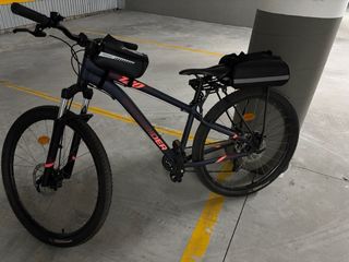 Bicicleta MTB Negra con Accesorios