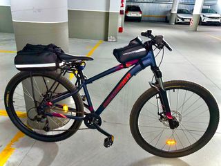 Bicicleta MTB Negra con Accesorios