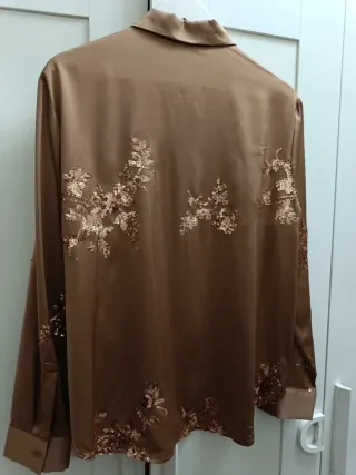 Blusa marrón con lentejuelas doradas