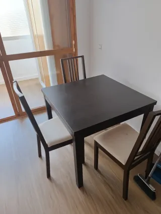 Mesa y 4 Sillas Comedor Madera extensible