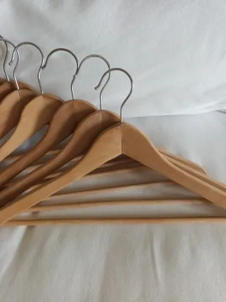 Perchas de madera con gancho metálico 4€ las 7.