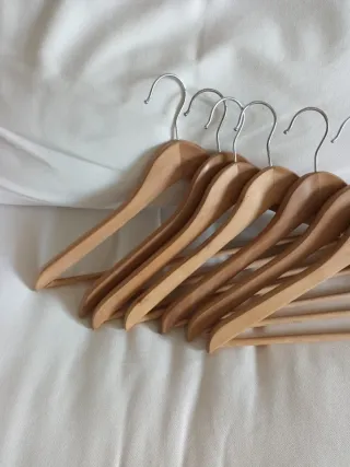 Perchas de madera con gancho metálico 4€ las 7.