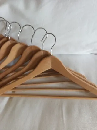 Perchas de madera con gancho metálico 4€ las 7.