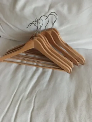 Perchas de madera con gancho metálico 4€ las 7.