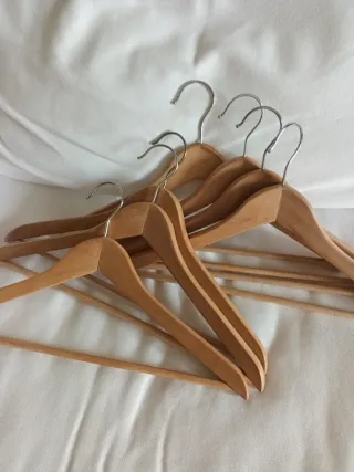 Perchas de madera con gancho metálico 4€ las 7.