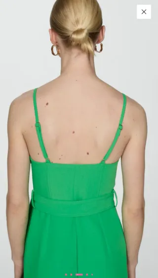 Mono verde de tela con cinturón