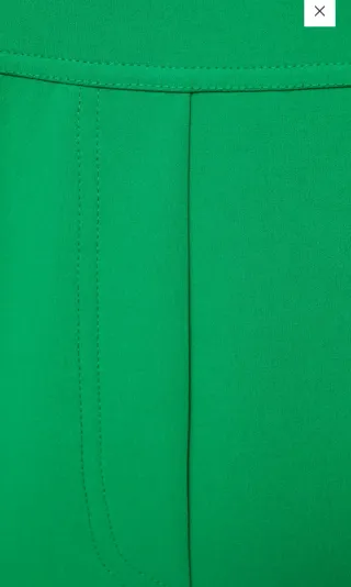 Mono verde de tela con cinturón