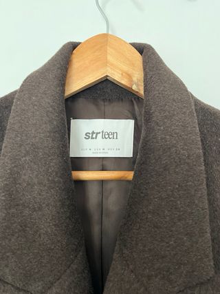 Abrigo corto estilo blazer en color marrón