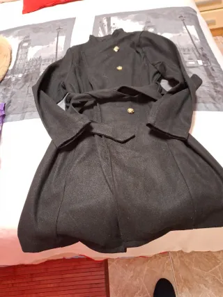 Abrigo negro con cinturón