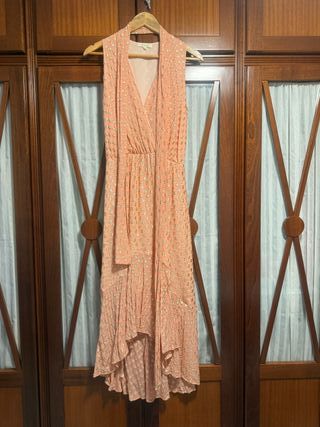 Vestido Naranja con Detalles Dorados