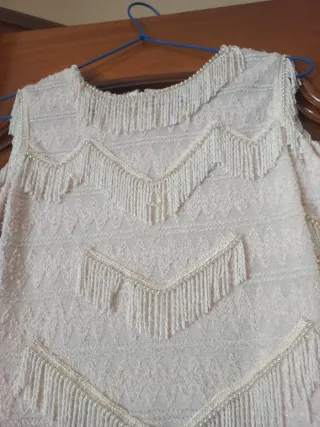 Vestido blanco con flecos y perlas