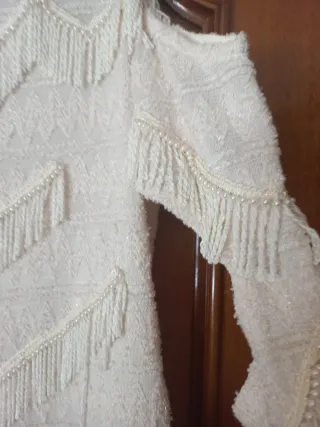 Vestido blanco con flecos y perlas