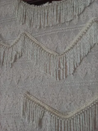 Vestido blanco con flecos y perlas